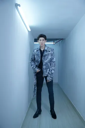 王源牛仔印花夹克帅气写真图片_7