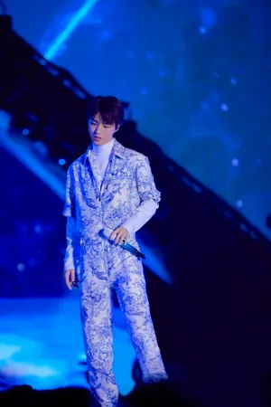 王俊凯印花衬衫帅气写真图片_2