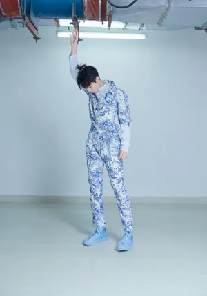 王俊凯印花衬衫帅气写真图片_7