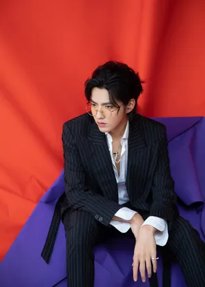 吴亦凡条纹西服酷帅写真图片_1