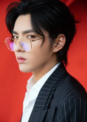 吴亦凡条纹西服酷帅写真图片_2