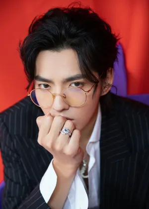 吴亦凡条纹西服酷帅写真图片_4