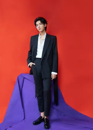 吴亦凡条纹西服酷帅写真图片_8