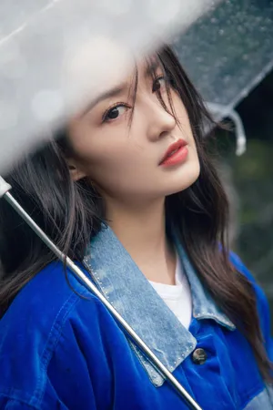 李沁雨中漫步优雅写真图片