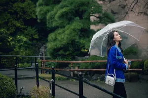 李沁雨中漫步优雅写真图片