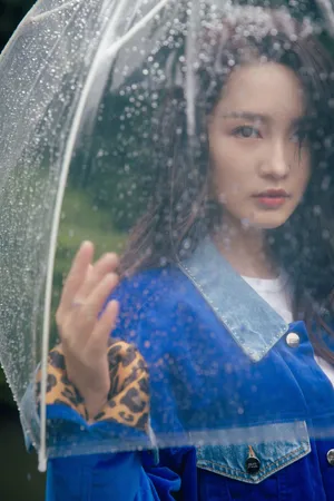 李沁雨中漫步优雅写真图片_2