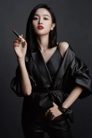 吴宣仪皮衣薄纱妩媚性感写真图片