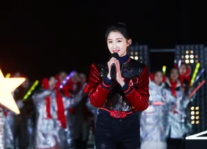 关晓彤甜酷靓丽舞台照图片_4