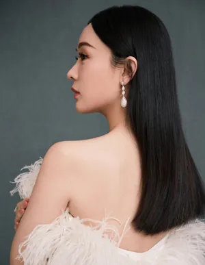 霍思燕白色羽毛裙优雅写真图片_3