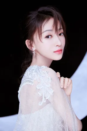 吴谨言白色刺绣礼服性感图片