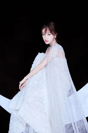 吴谨言白色刺绣礼服性感图片_2