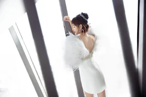 张嘉倪羽毛裙时尚性感写真图片_3