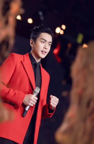 张若昀央视跨年演唱会帅气图片_3