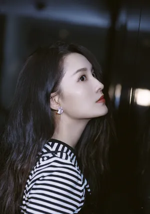 李沁亮片裙酷美性感写真图片_1