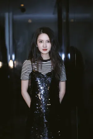 李沁亮片裙酷美性感写真图片