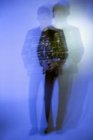 张翰亮片西装帅气写真图片_5