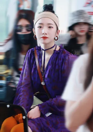 孟美岐花卉连衣裙泰国街拍图片
