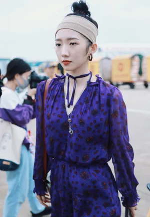 孟美岐花卉连衣裙泰国街拍图片_2