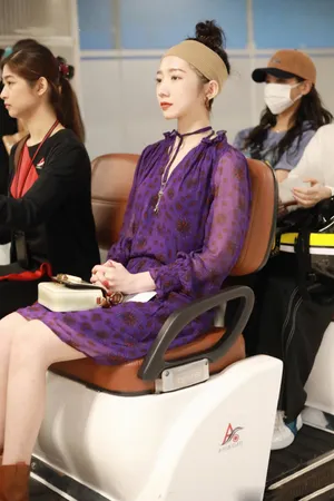 孟美岐花卉连衣裙泰国街拍图片_3