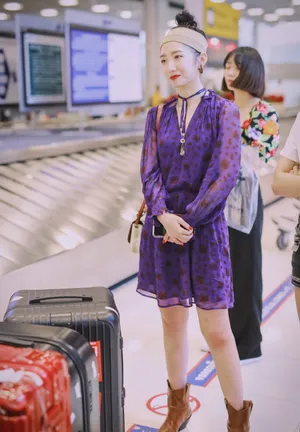 孟美岐花卉连衣裙泰国街拍图片_5