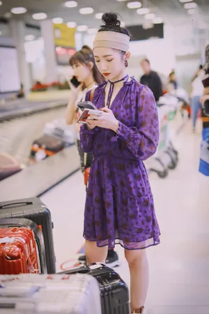 孟美岐花卉连衣裙泰国街拍图片_6