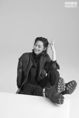 段奥娟黑白开年封面写真图片_3