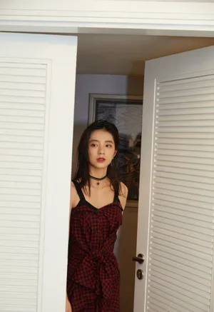 万鹏吊带裙甜美写真图片_5