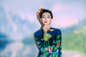 戚薇荷塘月色妆优雅写真图片
