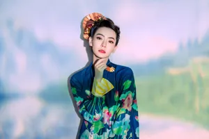 戚薇荷塘月色妆优雅写真图片_6