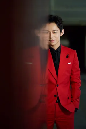 何炅红西装帅气写真图片_8