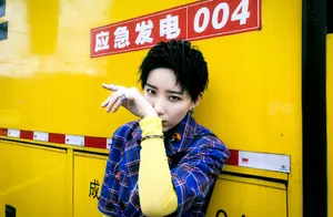 李斯丹妮紫色格子衬衫时尚写真