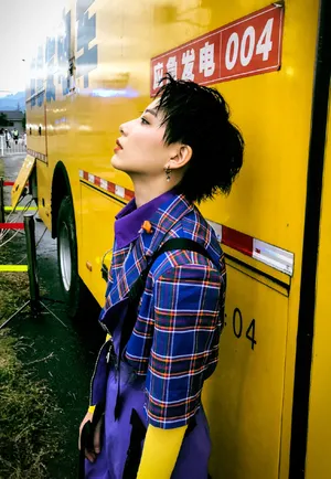 李斯丹妮紫色格子衬衫时尚写真_2
