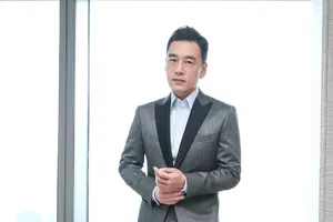 王耀庆银灰色西服帅气写真图片_2