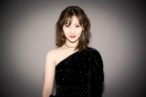 张维娜斜肩礼服性感写真图片