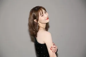 张维娜斜肩礼服性感写真图片_3