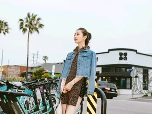 张维娜甜美养眼街拍图片_2