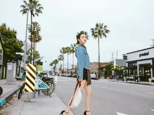 张维娜甜美养眼街拍图片_5