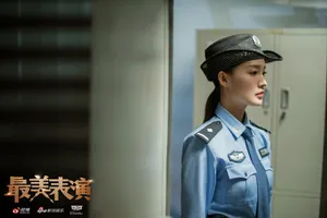 李沁《最美表演》警服英气十足图片_1