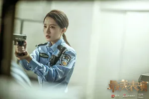 李沁《最美表演》警服英气十足图片_3