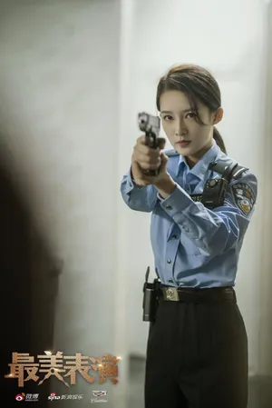 李沁《最美表演》警服英气十足图片_5