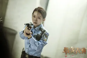 李沁《最美表演》警服英气十足图片_7