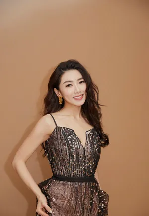 程晓玥黑色吊带礼服性感图片_2