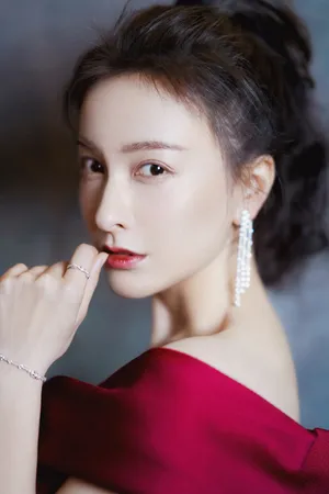 吴昕露肩刺绣裙性感优雅写真图片