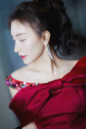 吴昕露肩刺绣裙性感优雅写真图片_3