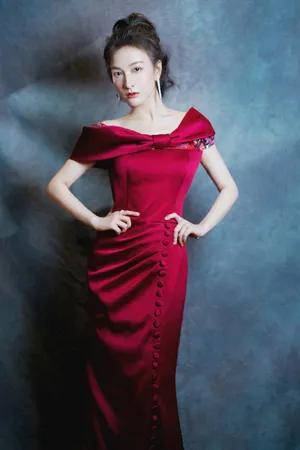 吴昕露肩刺绣裙性感优雅写真图片_4