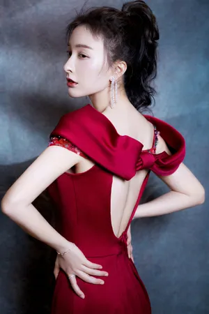 吴昕露肩刺绣裙性感优雅写真图片_5