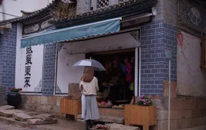 陈瑶古巷雨中街拍照图片_2