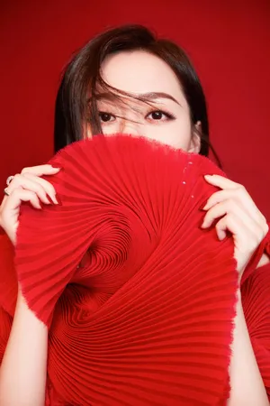 张靓颖红色折纸风礼服优雅写真图片_1