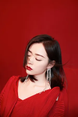 张靓颖红色折纸风礼服优雅写真图片_3
