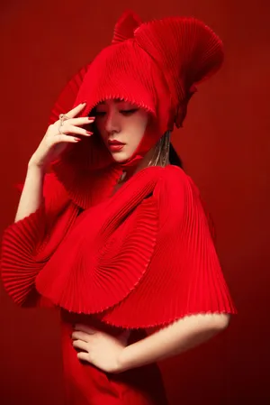 张靓颖红色折纸风礼服优雅写真图片_6